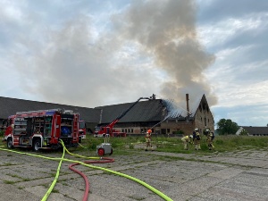 Feuerwehreinsatz Alter Stall an der Schönwalder Landstraße, Foto Pressestelle (2) © Pressestelle ein Teil eines leerstehenden Stalls brennt mit großer Rauchentwicklung