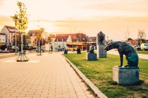 Figuren am Hafen