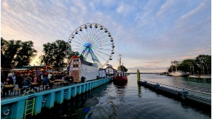 Blick auf den Greifswalder Bodden, das Riesenrad und die Gäste beim Fischerfest gaffelrigg im Jahr 2022. - © Pressestelle der Universitäts- und Hansestadt Greifswald Blick auf den Greifswalder Bodden, das Riesenrad und die Gäste beim Fischerfest gaffelrigg im Jahr 2022.