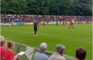 Zuschauer verfolgen ein Fußballspiel im Volksstadion