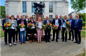 Alle Geehrten des Stadtempfangs 2022 vor der Stadthalle