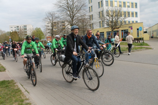 STADTRADELN 2022 © Pressestelle der Universitäts- und Hansestadt Greifswald Zum Auftakt des STADTRADELNS 2022 starteten die Teilnehmenden zu einer Familienausfahrt mit dem Fahrrad