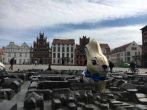 Osterhase Greifswalder Marktplatz