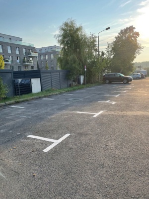 Sonderparkplätze für Markthändler auf dem Parkplatz Hansering