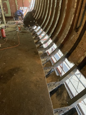 Auf dem Segelschulschiff GREIF wurden die neuen Spantteile im Inneren des Mittelschiffs eingebaut