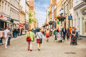 Blick in die Einkaufsstraße lange Reihe mit Menschen