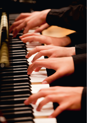 Ausschnitt von sechs Händen am Klavier