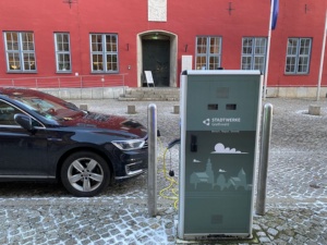 Ladesäule für E-PKW vor dem Rathaus