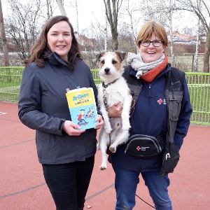 Stadtbibliothek und Christine Dembski, DRK Besuchsteam mit Hund Molle
