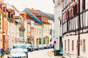 Blick in die Mühlenstraße mit parkenden Autos