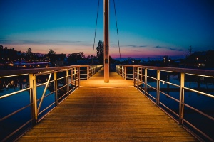 Fußgängerbrücke am Greifswalder Museumshafen bei Nacht - © Wally Pruß Fußgängerbrücke am Greifswalder Museumshafen bei Nacht
