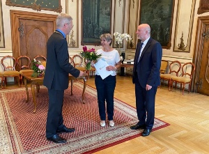Dr. Fassbinder und Egbert Liskow sprechen im Trausaal mit Regina Wegner. - © Pressestelle Dr. Fassbinder und Egbert Liskow sprechen im Trausaal mit Regina Wegner.