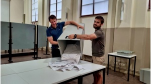 Ausschüttung der Wahlurne im Wahllokal des Friedrich-Ludwig-Jahn-Gymnasiums nach der Stichwahl zur Oberbürgermeisterwahl - © Pressestelle der Universitäts- und Hansestadt Greifswald Ausschüttung der Wahlurne im Wahllokal des Friedrich-Ludwig-Jahn-Gymnasiums nach der Stichwahl zur Oberbürgermeisterwahl