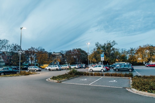 Parkplatz mit Fahrzeugen 