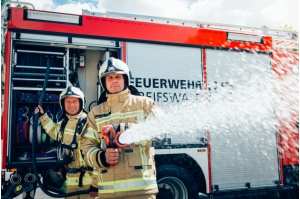 Portrait der Feuerwehr Greifswald mit Wasserschlauch