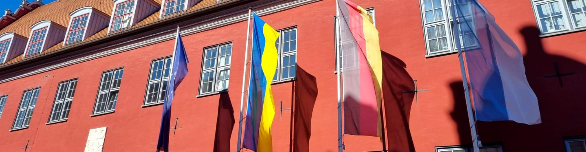 Flaggen vor dem Rathaus © Pressestelle Rathaus_Flaggen