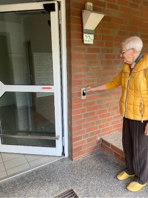 Renate Gloger hat sich für den Einbau einer automatischen Türoöffnung im Ernst-Thälmann-Ring eingesetzt - © Benny Bernhardt Renate Gloger hat sich für den Einbau einer automatischen Türoöffnung im Ernst-Thälmann-Ring eingesetzt