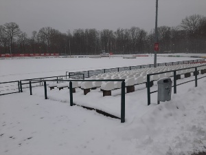 Blick auf die Zuschauerreihen und den Rasen im Volksstadion, der unter einer dicken Schneedecke liegt