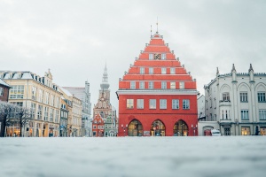 Der  Historische Marktplatz in Greifswald ist von Schnee bedeckt