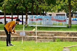 Im Rahmen der Veranstaltung Spieleninne(n)stadt kann die Sportart Gummihuhn-Golf ausprobiert werden