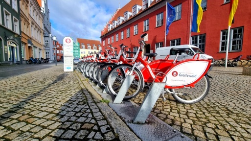 Das Rathaus gehört zu den 10 Leihstationen in Greifswald 