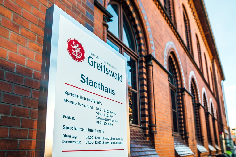 /export/sites/hgw/de/.galleries/Pressestelle-Pressemitteilungen/Pressemitteilungen-2022/Stadthaus_Greifswald_Schild_Okt2022WallyPruss_2_ganzes_Bild.jpg