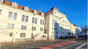 Blick auf die Anklamer Straße und das Theater Vorpommern
