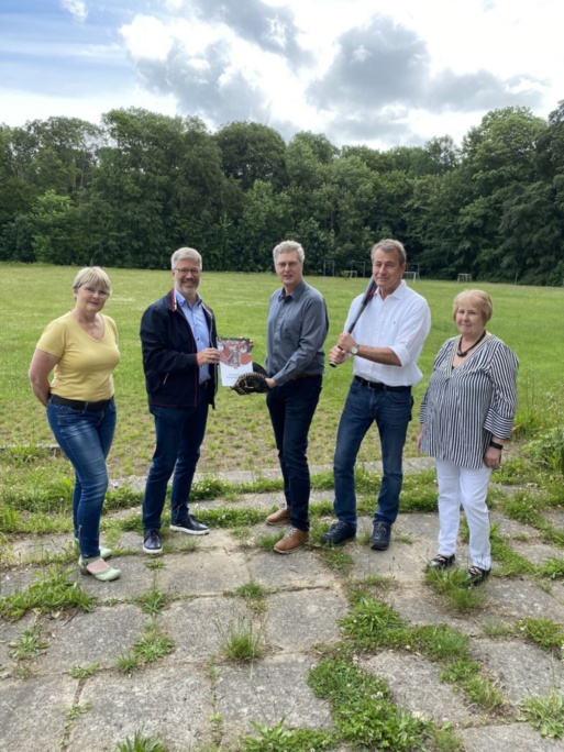 Die Übergabe des Fördermittelbescheides an die HSG Universität Greifswald erfolgte am 16. Juni 2022 auf dem Sportplatz in der Hainstraße in Greifswald-Eldena
