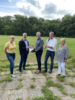 Die Übergabe des Fördermittelbescheides an die HSG Universität Greifswald erfolgte am 16. Juni 2022 auf dem Sportplatz in der Hainstraße in Greifswald-Eldena - © Pressestelle Universitäts- und Hansestadt Greifswald Die Übergabe des Fördermittelbescheides an die HSG Universität Greifswald erfolgte am 16. Juni 2022 auf dem Sportplatz in der Hainstraße in Greifswald-Eldena