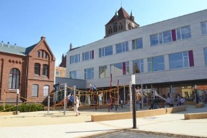 Innenhof und Spielplatz der Käthe-Kollwitz-Grundschule in Greifswald