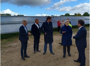 Prominente Gäste vor der großen Solarthermieanlage