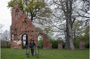 Geomagnetische Untersuchung des Geländes der Klosterruine - © Karl Isekeit Geomagnetische Untersuchung des Geländes der Klosterruine
