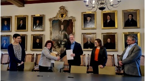 Unterzeichnung des Kooperationsvertrages im Konzilsaal der Universität Greifswald