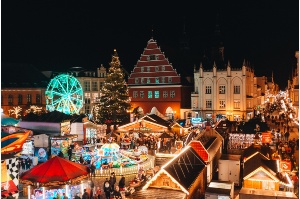Der Weihnachtsmarkt von oben als Luftbild