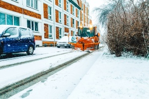 Winterdienstfahrzeug fährt durch die Straße