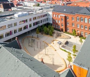 Sicht auf den Schulhof der Käthe-Kollwitz-Grundschule in Greifswald