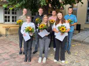 Sieben jungen Menschen stehen auf dem Hof von St. Spiritus, sie beginnen ihre Ausbildung bei der Verwaltung - © Pressestelle Sieben jungen Menschen stehen auf dem Hof von St. Spiritus, sie beginnen ihre Ausbildung bei der Verwaltung