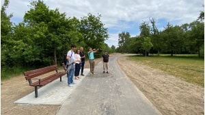 v.l.n.r. Jan Lüders, Jeannette von Busse, Dieter Schick, Björn Treber und Andreas Wolf eröffnen die neuen Wege im Stadtpark