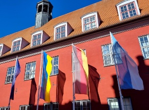 vier Flaggen vor dem Rathaus, darunter die ukrainische