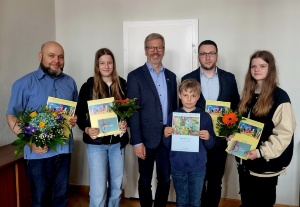 Die Preisträger des Eurpäischen Wettbewerbs 2022 gemeinsam mit ihren Lehrern und Dr. Fassbinder - © Pressestelle Die Preisträger des Eurpäischen Wettbewerbs 2022 gemeinsam mit ihren Lehrern und Dr. Fassbinder