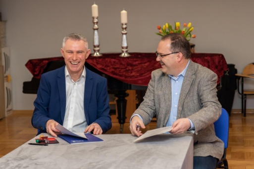 Roman Rydz und Carsten Witt unterzeichnen die Vereinbarung der Musikschulen in Greifswald und Goleniów