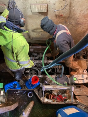 Abpumpen des Bilgenwassers im Zuge der Sanierung des Segelschulschiffs GREIF