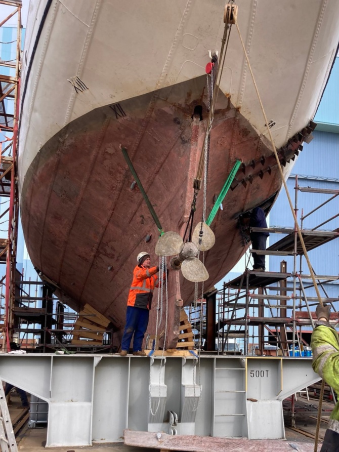 Sanierung der GREIF © F. Fichte Im Zuge der Sanierung des Segelschulschiffs GREIF wurde die Schiffsraube demontiert