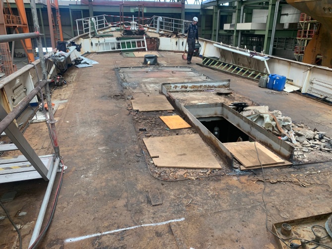Sanierung der GREIF © Silvio Weiß Blick auf das Deck des Segelschulschiffs GREIF, das in der Werfthalle saniert wird