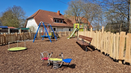 Der neue Spielplatz in Friedrichshagen bietet ein Spielhaus mit Rutsche, ein Karussell, eine Nestschaukel, eine Doppelfederwippe sowie eine kleine Calisthenics-Anlage