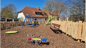 Der neue Spielplatz in Friedrichshagen bietet ein Spielhaus mit Rutsche, ein Karussell, eine Nestschaukel, eine Doppelfederwippe sowie eine kleine Calisthenics-Anlage - © Dezernat II Der neue Spielplatz in Friedrichshagen bietet ein Spielhaus mit Rutsche, ein Karussell, eine Nestschaukel, eine Doppelfederwippe sowie eine kleine Calisthenics-Anlage