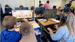 Kinder testen im Computerkabinett der Stadtbibliothek verschiedene Spiele.