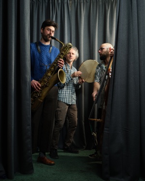 Das AVA Trio steht vor einem grauen Vorhand und jeder Musiker hat sein Instrument in der Hand - © Erik Smiths Das AVA Trio steht vor einem grauen Vorhand und jeder Musiker hat sein Instrument in der Hand