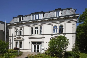 Blick auf den Haupteingang und die weiße Hausfassade des alten Amtsgerichts in Greifswald