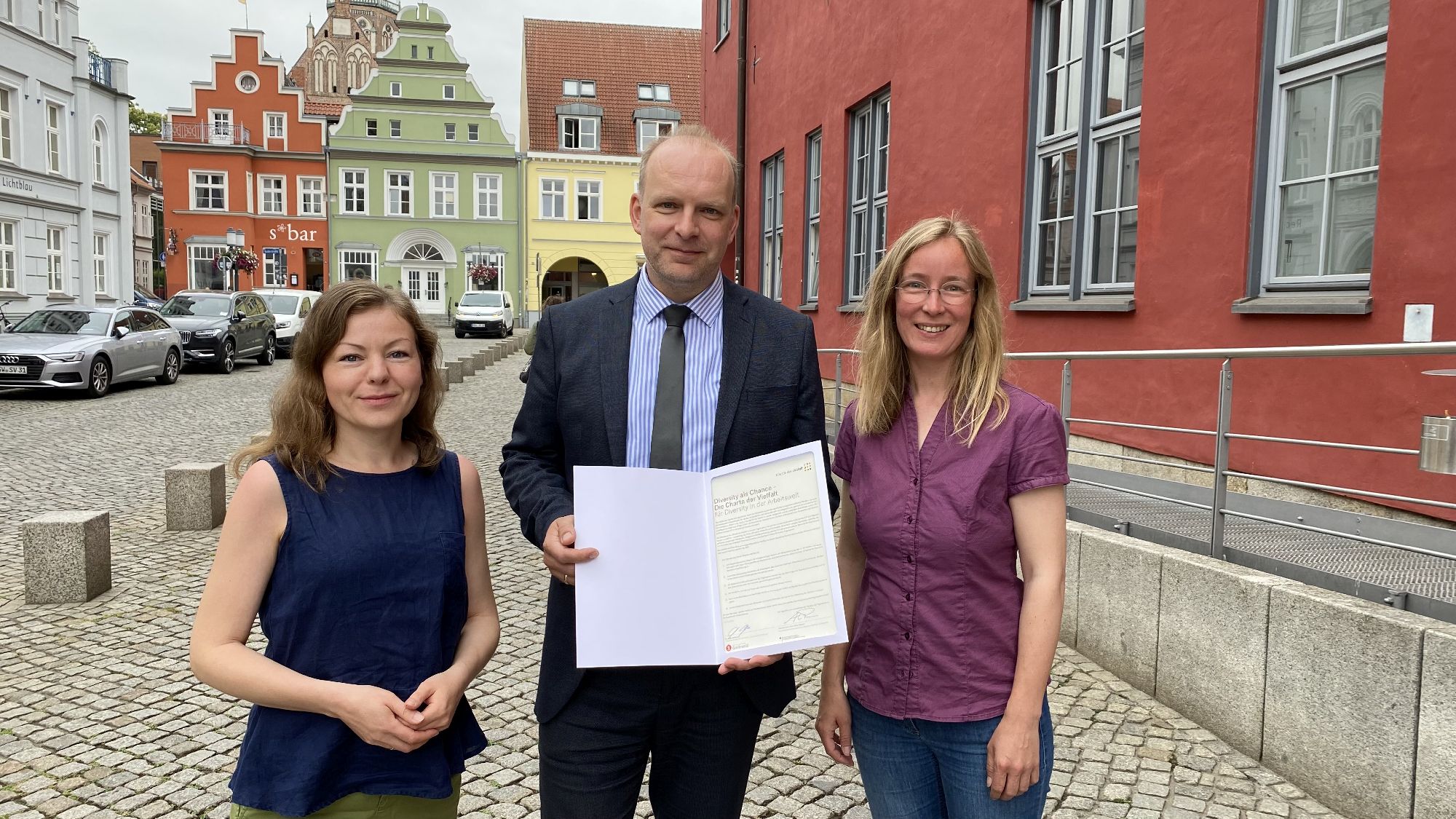 /export/sites/hgw/de/.galleries/Pressestelle-Pressemitteilungen/Pressemitteilungen-2023/Anna-Gatzke-Achim-Lerm-und-Claudia-Kowalzyck-mit-der-Charta-der-Vielfalt-Foto-Pressestelle-min.jpg